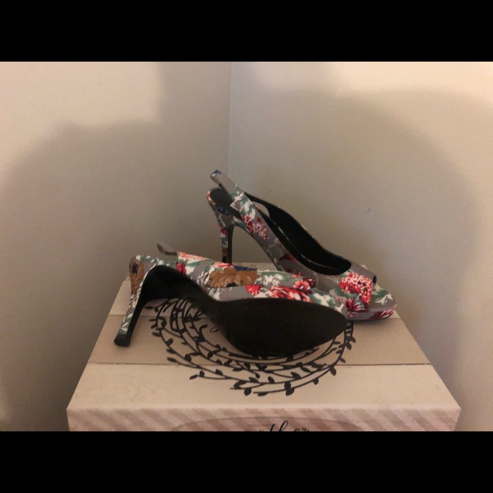 Grey pumps with flowers